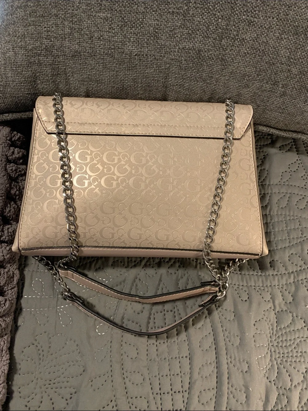 NWOT GUESS Metallic Light Beige Chain Shoulder Bag with Logo Lock